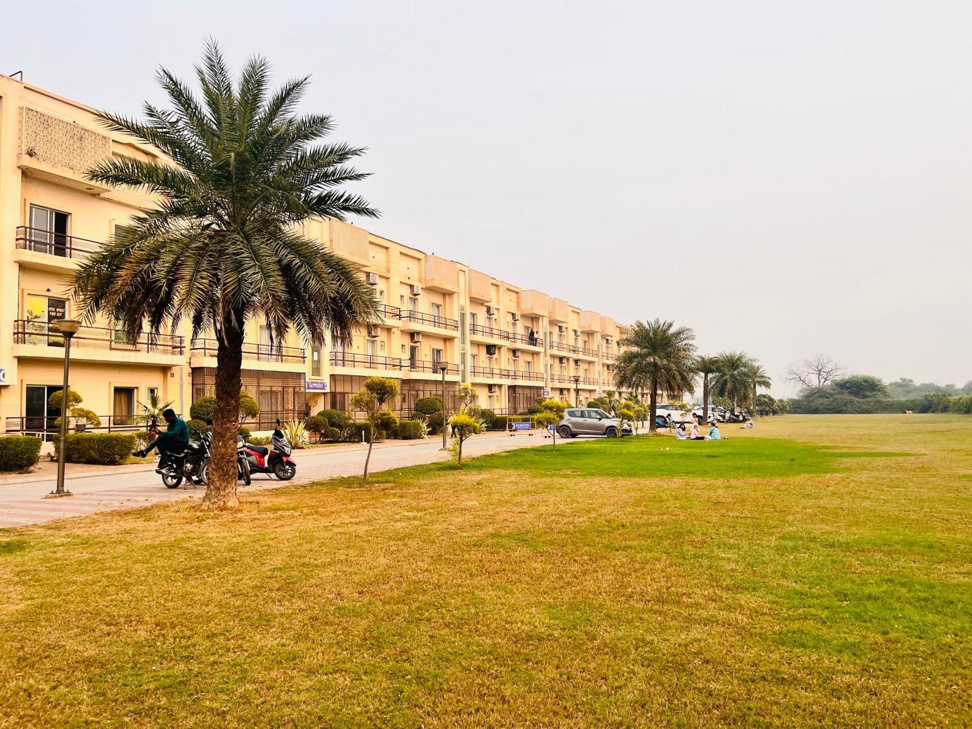 Pearl Grand Boutique Cottage In Omaxe Anandam Vrindavan - #Premium Ac Rooms With Balcony #Big Parking #Lift #Garden #Peaceful Area #Near Prem Mandir #Property Of The Year #Most Awarded Екстериор снимка