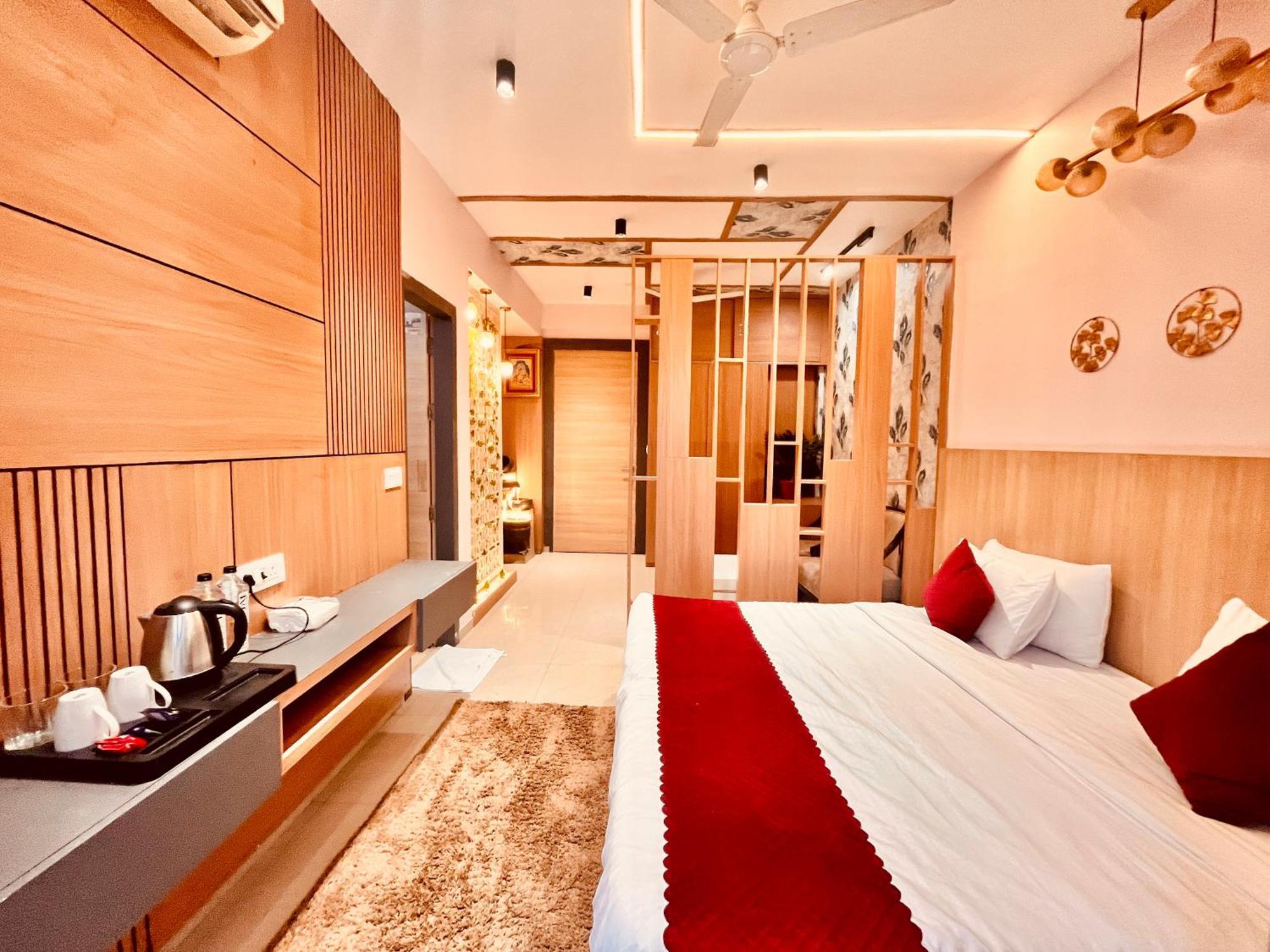 Pearl Grand Boutique Cottage In Omaxe Anandam Vrindavan - #Premium Ac Rooms With Balcony #Big Parking #Lift #Garden #Peaceful Area #Near Prem Mandir #Property Of The Year #Most Awarded Екстериор снимка