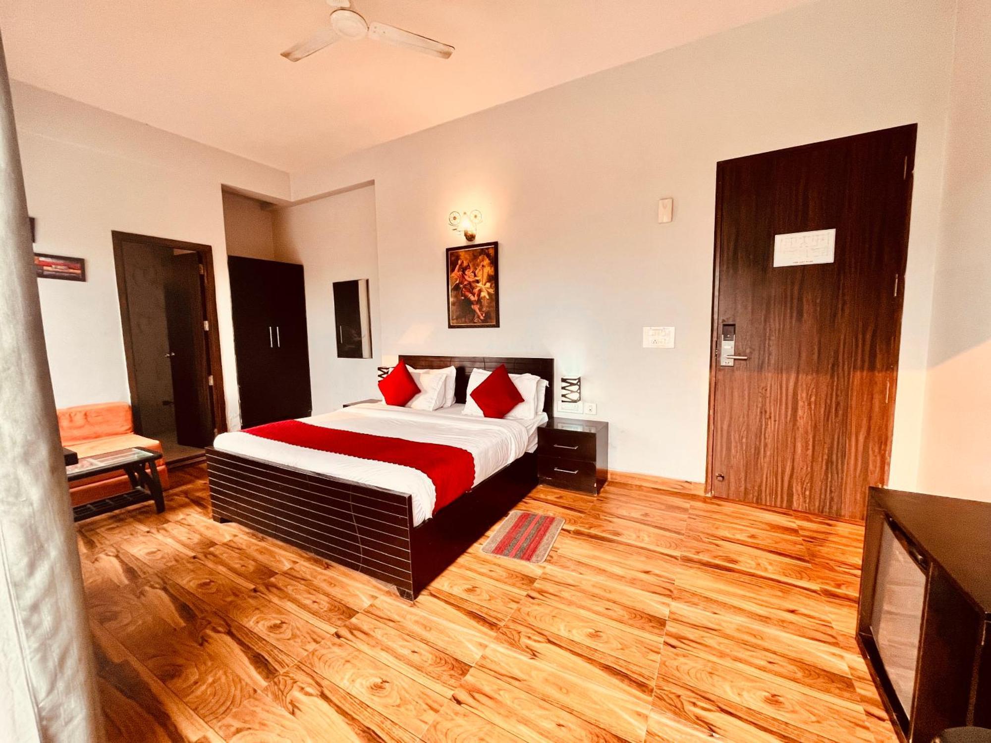 Pearl Grand Boutique Cottage In Omaxe Anandam Vrindavan - #Premium Ac Rooms With Balcony #Big Parking #Lift #Garden #Peaceful Area #Near Prem Mandir #Property Of The Year #Most Awarded Екстериор снимка