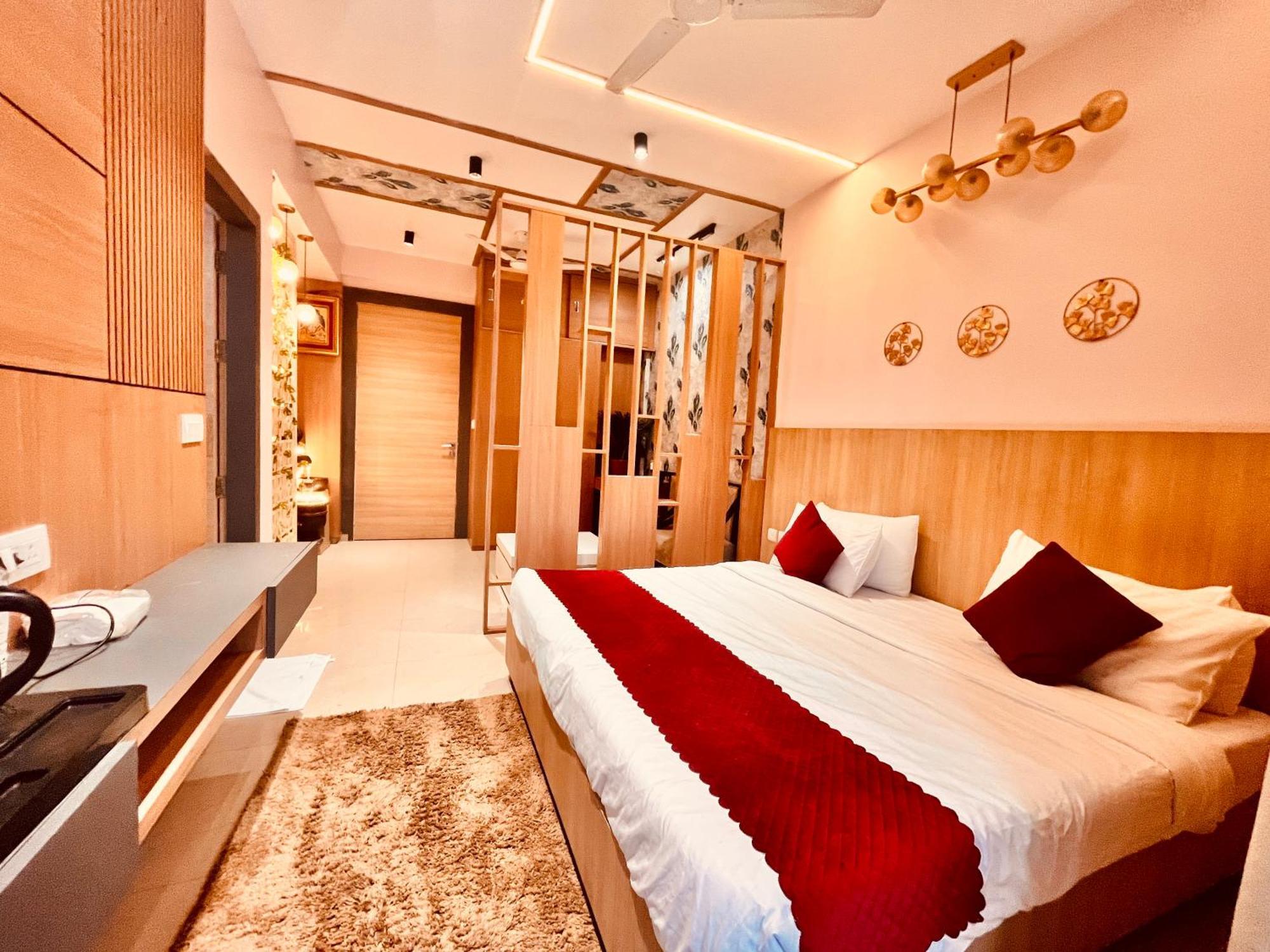 Pearl Grand Boutique Cottage In Omaxe Anandam Vrindavan - #Premium Ac Rooms With Balcony #Big Parking #Lift #Garden #Peaceful Area #Near Prem Mandir #Property Of The Year #Most Awarded Екстериор снимка