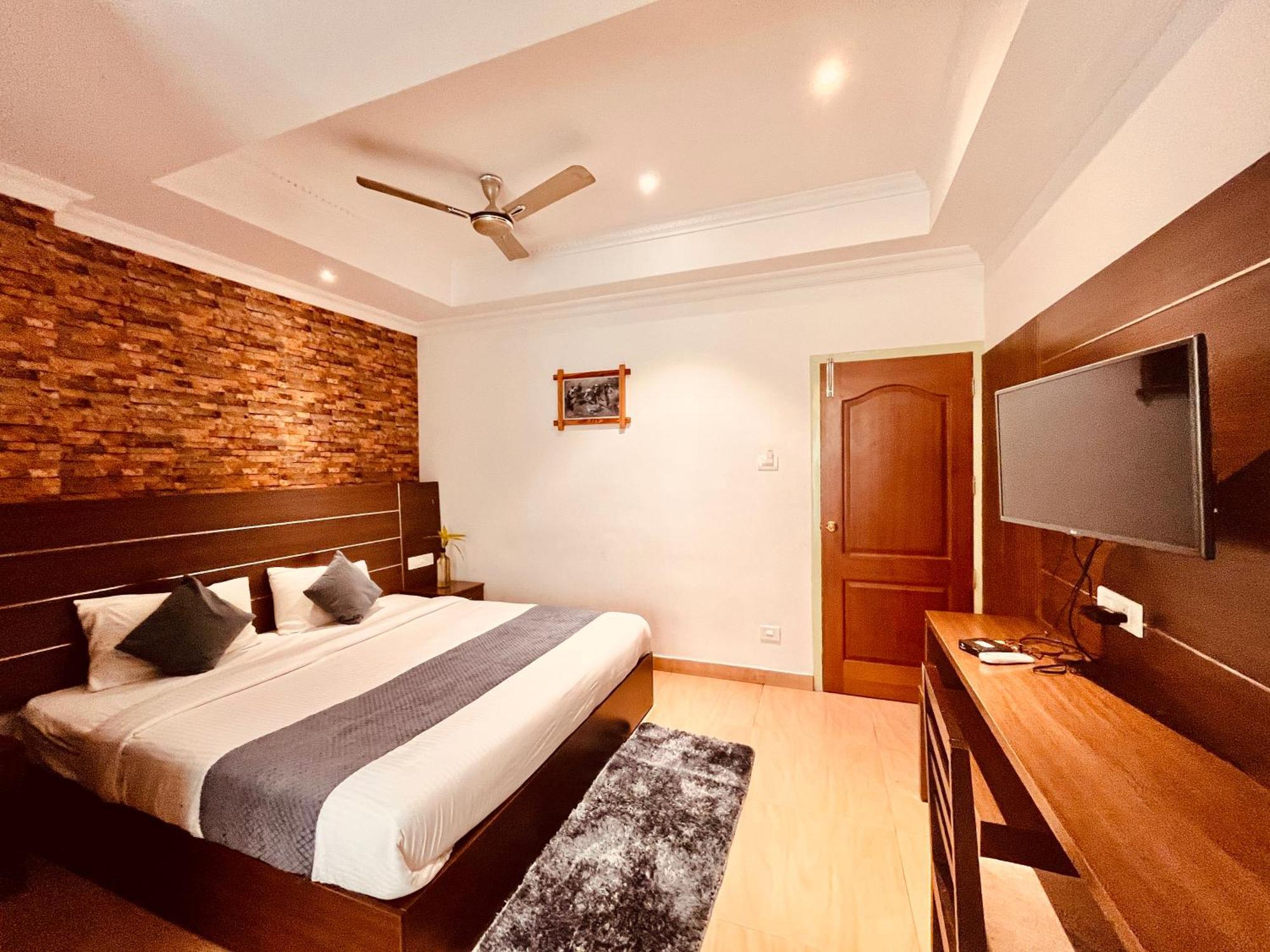 Pearl Grand Boutique Cottage In Omaxe Anandam Vrindavan - #Premium Ac Rooms With Balcony #Big Parking #Lift #Garden #Peaceful Area #Near Prem Mandir #Property Of The Year #Most Awarded Екстериор снимка