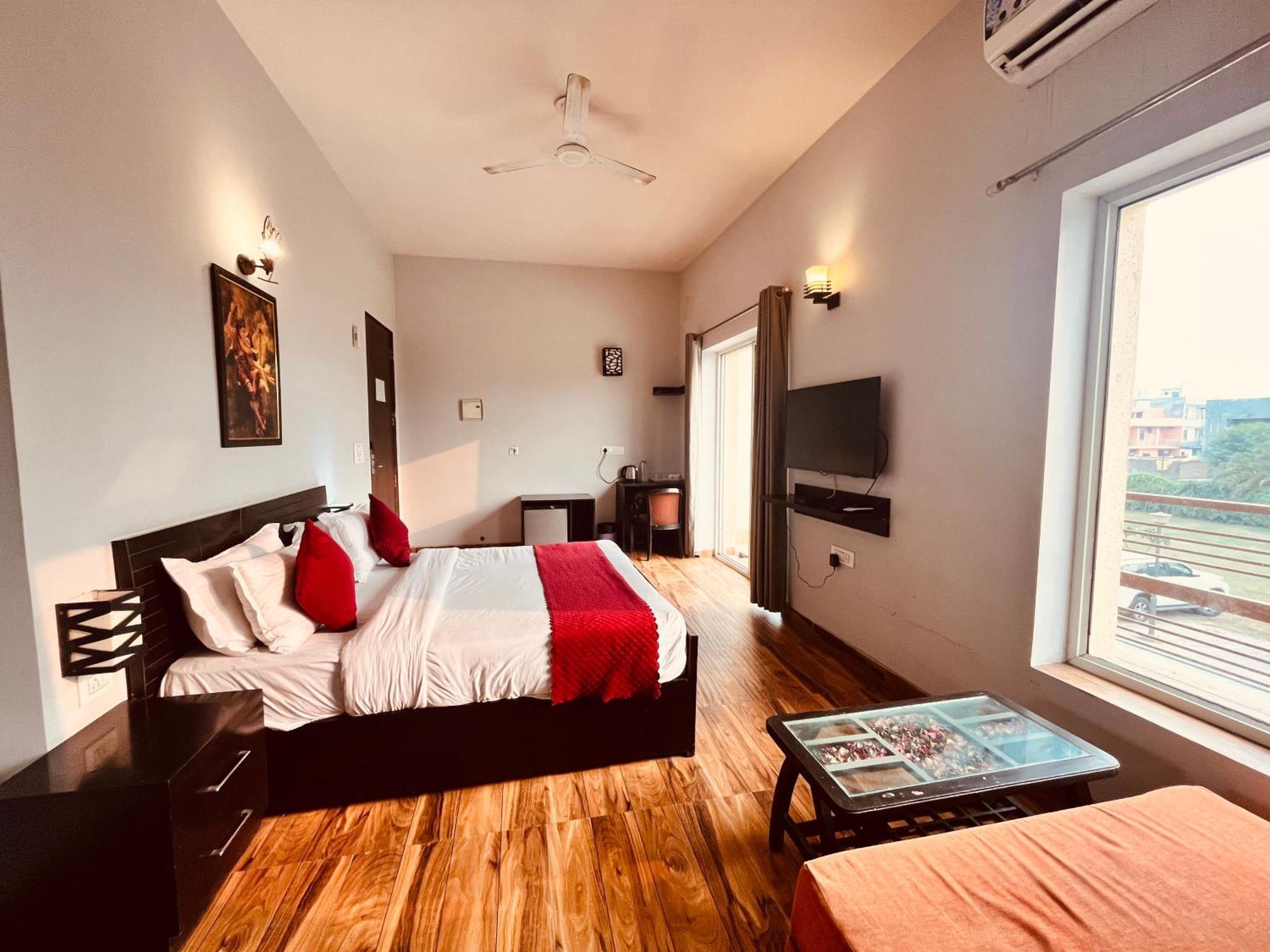 Pearl Grand Boutique Cottage In Omaxe Anandam Vrindavan - #Premium Ac Rooms With Balcony #Big Parking #Lift #Garden #Peaceful Area #Near Prem Mandir #Property Of The Year #Most Awarded Екстериор снимка