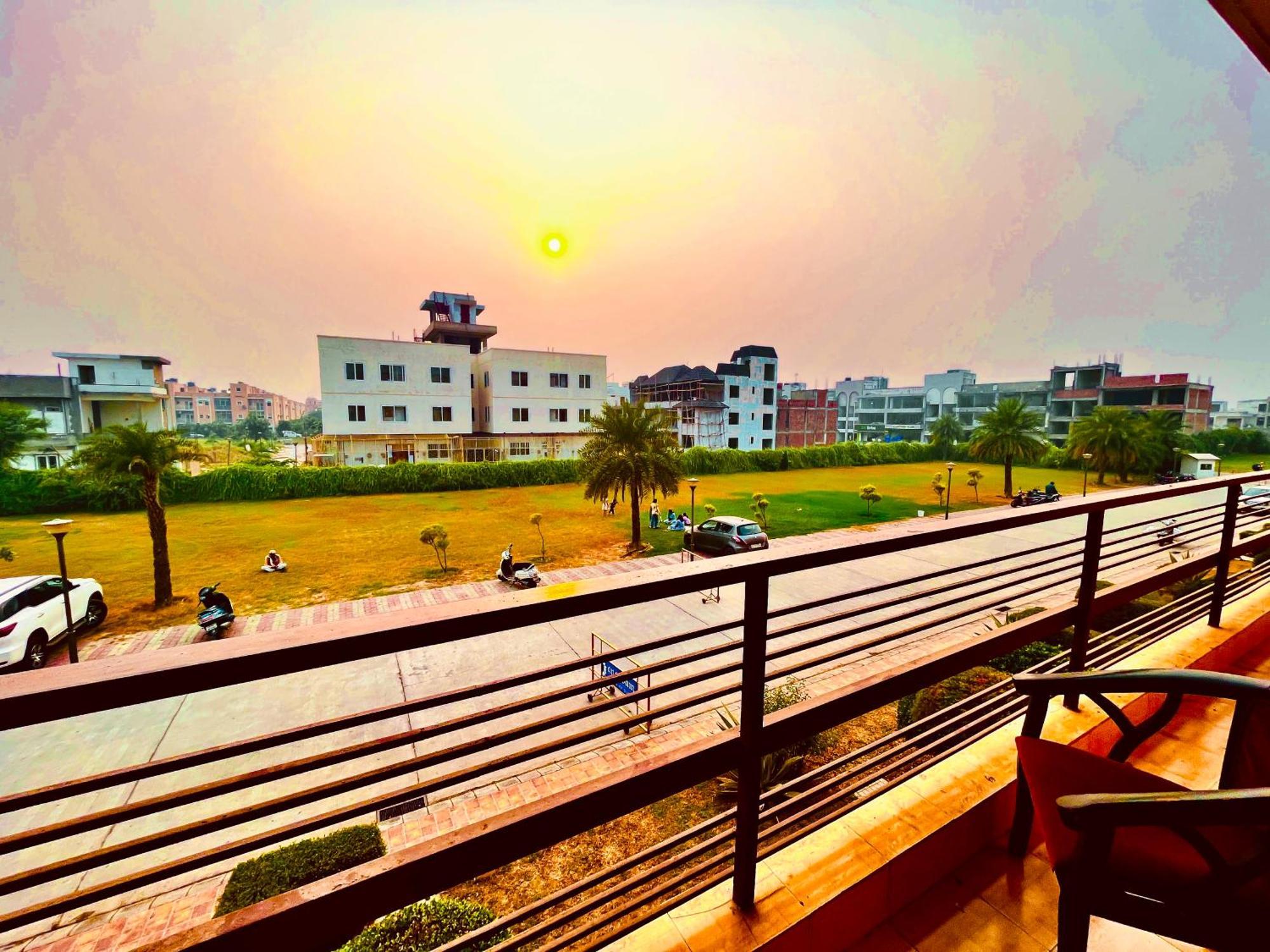 Pearl Grand Boutique Cottage In Omaxe Anandam Vrindavan - #Premium Ac Rooms With Balcony #Big Parking #Lift #Garden #Peaceful Area #Near Prem Mandir #Property Of The Year #Most Awarded Екстериор снимка