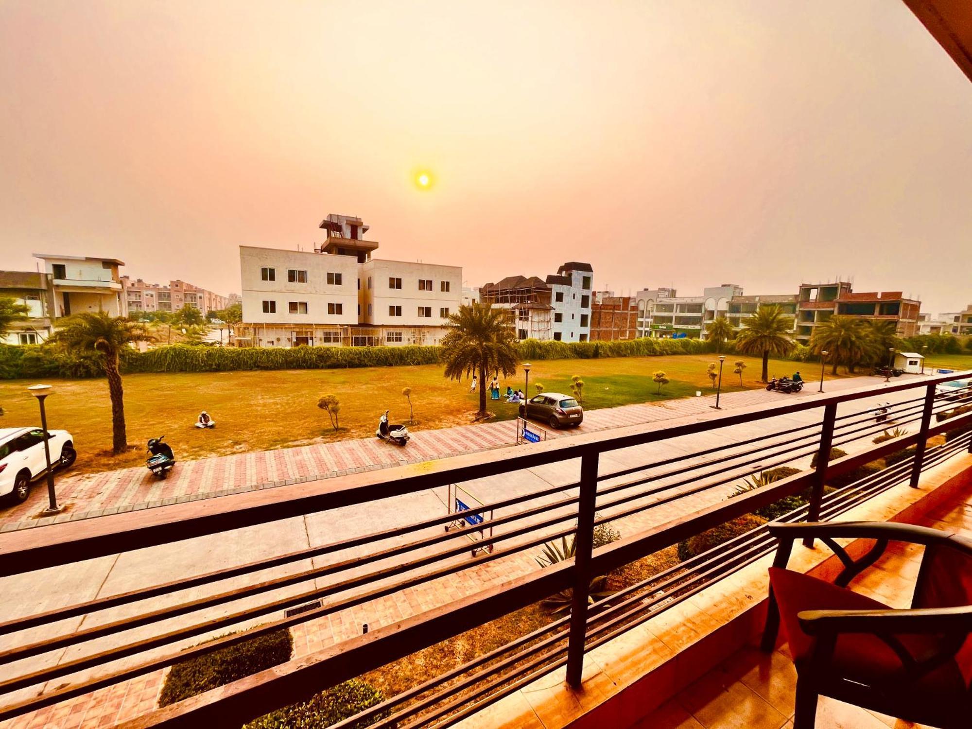 Pearl Grand Boutique Cottage In Omaxe Anandam Vrindavan - #Premium Ac Rooms With Balcony #Big Parking #Lift #Garden #Peaceful Area #Near Prem Mandir #Property Of The Year #Most Awarded Екстериор снимка