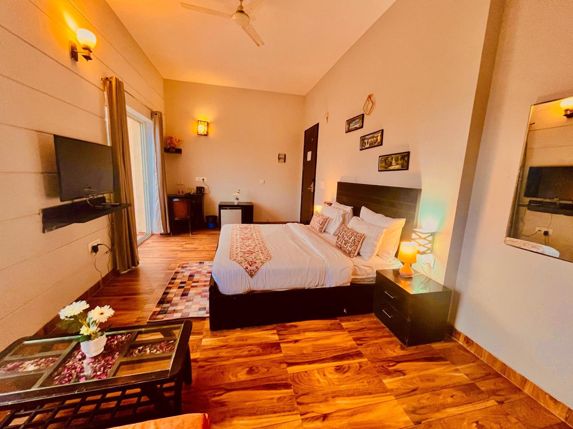 Pearl Grand Boutique Cottage In Omaxe Anandam Vrindavan - #Premium Ac Rooms With Balcony #Big Parking #Lift #Garden #Peaceful Area #Near Prem Mandir #Property Of The Year #Most Awarded Екстериор снимка
